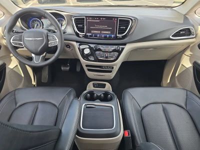 2024 Chrysler Pacifica — photo 9 view