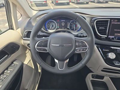 2024 Chrysler Pacifica — photo 10 view