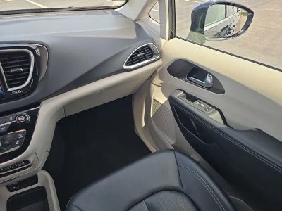 2024 Chrysler Pacifica — photo 12 view