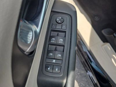 2024 Chrysler Pacifica — photo 14 view