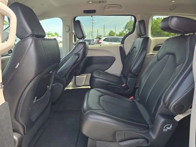 2024 Chrysler Pacifica — photo 13 view