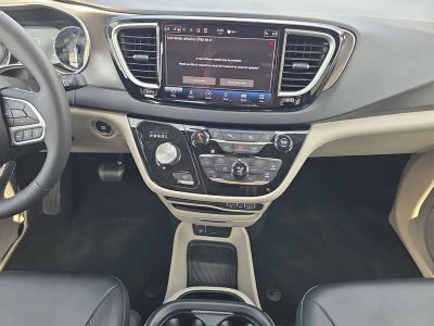 2024 Chrysler Pacifica — photo 11 view