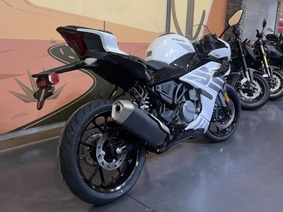 2026 CFMOTO 300SS - Photo 3