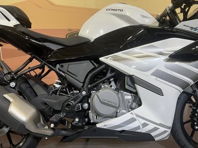 2026 CFMOTO 300SS - Photo 11