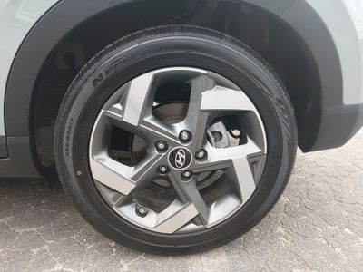 2025 Hyundai Venue — photo 10 view