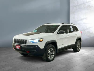 2019 Jeep Cherokee — front three-quarter view