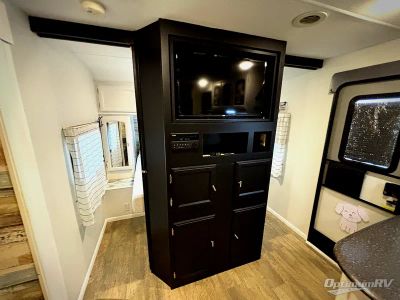 2017 Coachmen Freedom Express — photo 8 view