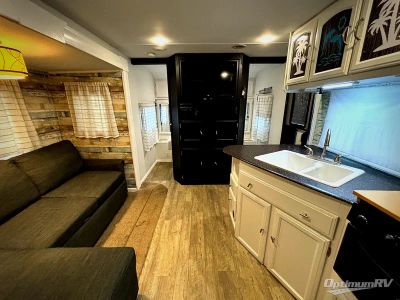 2017 Coachmen Freedom Express — detail view