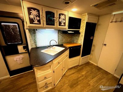2017 Coachmen Freedom Express — photo 9 view