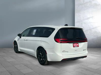 2024 Chrysler Pacifica - Photo 4