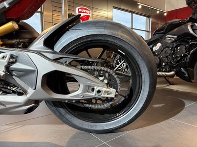 2026 Ducati Panigale V4 - Photo 15