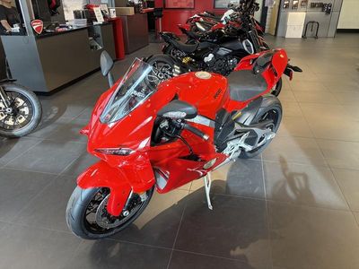 2026 Ducati Panigale V4 - Photo 2