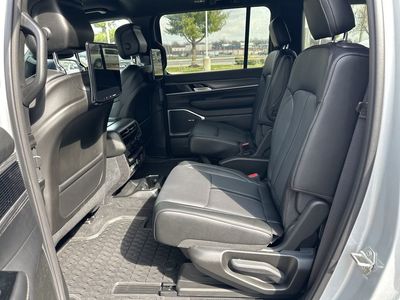 2024 Jeep Wagoneer — photo 12 view