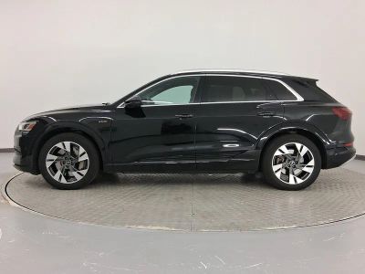 2022 Audi e-tron SUV - Photo 2