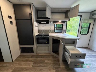 2021 Fleetwood RV Mallard — photo 16 view
