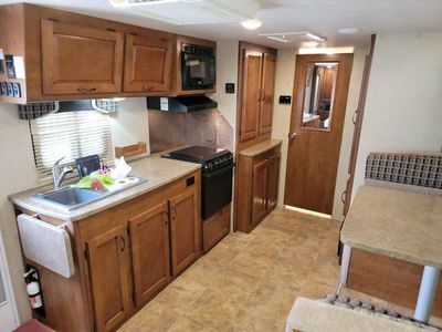 2015 Lance 2295 - Photo 14