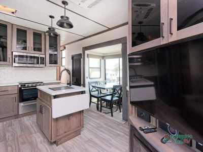 2022 Alliance RV Valor — photo 14 view