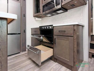 2022 Alliance RV Valor — photo 21 view