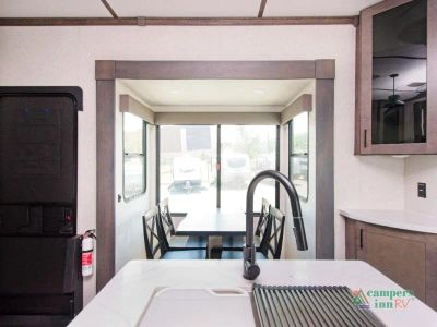 2022 Alliance RV Valor — photo 13 view