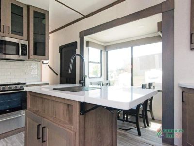 2022 Alliance RV Valor — photo 18 view