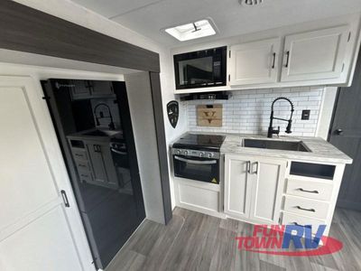 2025 Venture RV Stratus - Photo 18