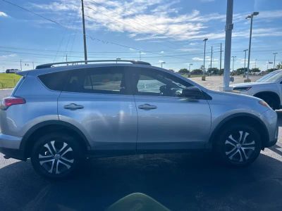 2017 Toyota RAV4 - Photo 4