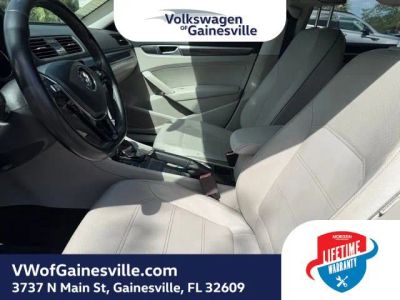 2018 Volkswagen Passat — photo 15 view