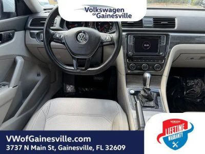 2018 Volkswagen Passat — photo 10 view
