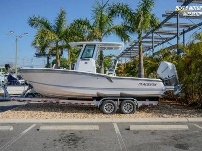 2026 Blackfin 242HB — front three-quarter view
