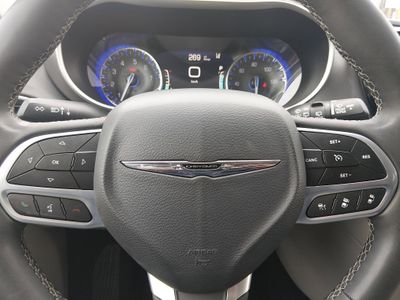 2023 Chrysler Pacifica — photo 12 view