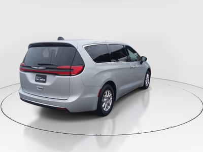 2023 Chrysler Pacifica — photo 7 view