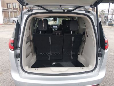 2023 Chrysler Pacifica — photo 11 view