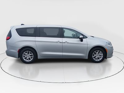 2023 Chrysler Pacifica — photo 8 view