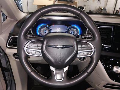 2024 Chrysler Pacifica — photo 12 view