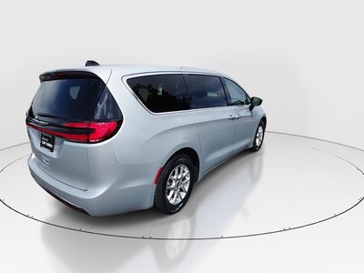 2024 Chrysler Pacifica — photo 7 view