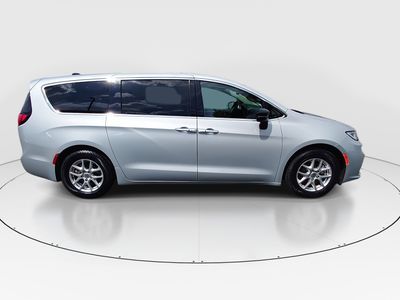 2024 Chrysler Pacifica — photo 8 view