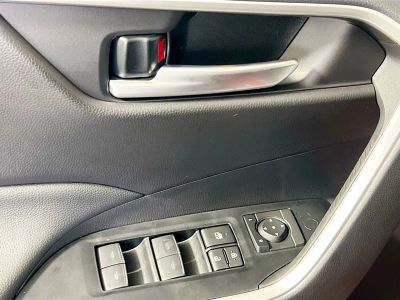 2025 Toyota RAV4 — photo 14 view