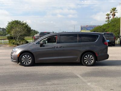 2023 Chrysler Pacifica Hybrid - Photo 2
