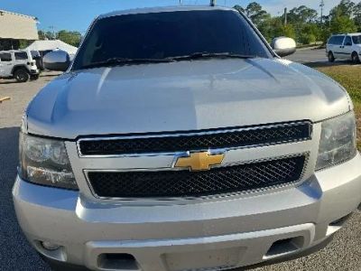 2013 Chevrolet Suburban 1500 - Photo 2