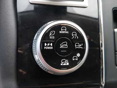 2024 Mitsubishi Outlander Plug-In Hybrid — photo 16 view