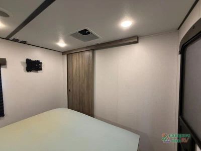 2021 CrossRoads RV Zinger — photo 32 view