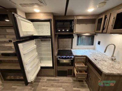 2021 CrossRoads RV Zinger — photo 17 view