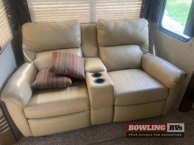 2017 Cedar Creek Silverback 37RL — photo 16 view