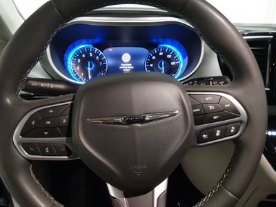2023 Chrysler Pacifica — photo 12 view