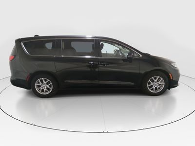 2023 Chrysler Pacifica — photo 8 view