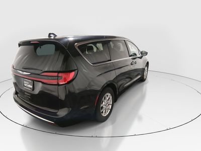 2023 Chrysler Pacifica — photo 7 view