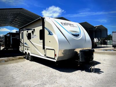 2019 Coachmen Freedom Express Ultra Lite — front three-quarter view