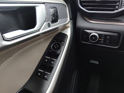 2023 Ford Explorer — photo 13 view