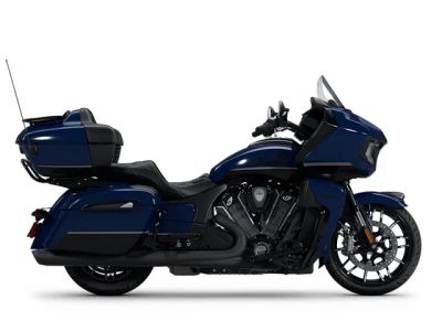 2025 Indian Motorcycle® Pursuit® Dark Horse® w/PowerBand Audio Springfield Blue Vivid Crystal / Bla — front three-quarter view