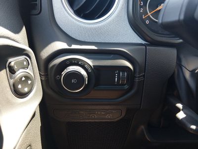 2025 Jeep Wrangler — photo 13 view